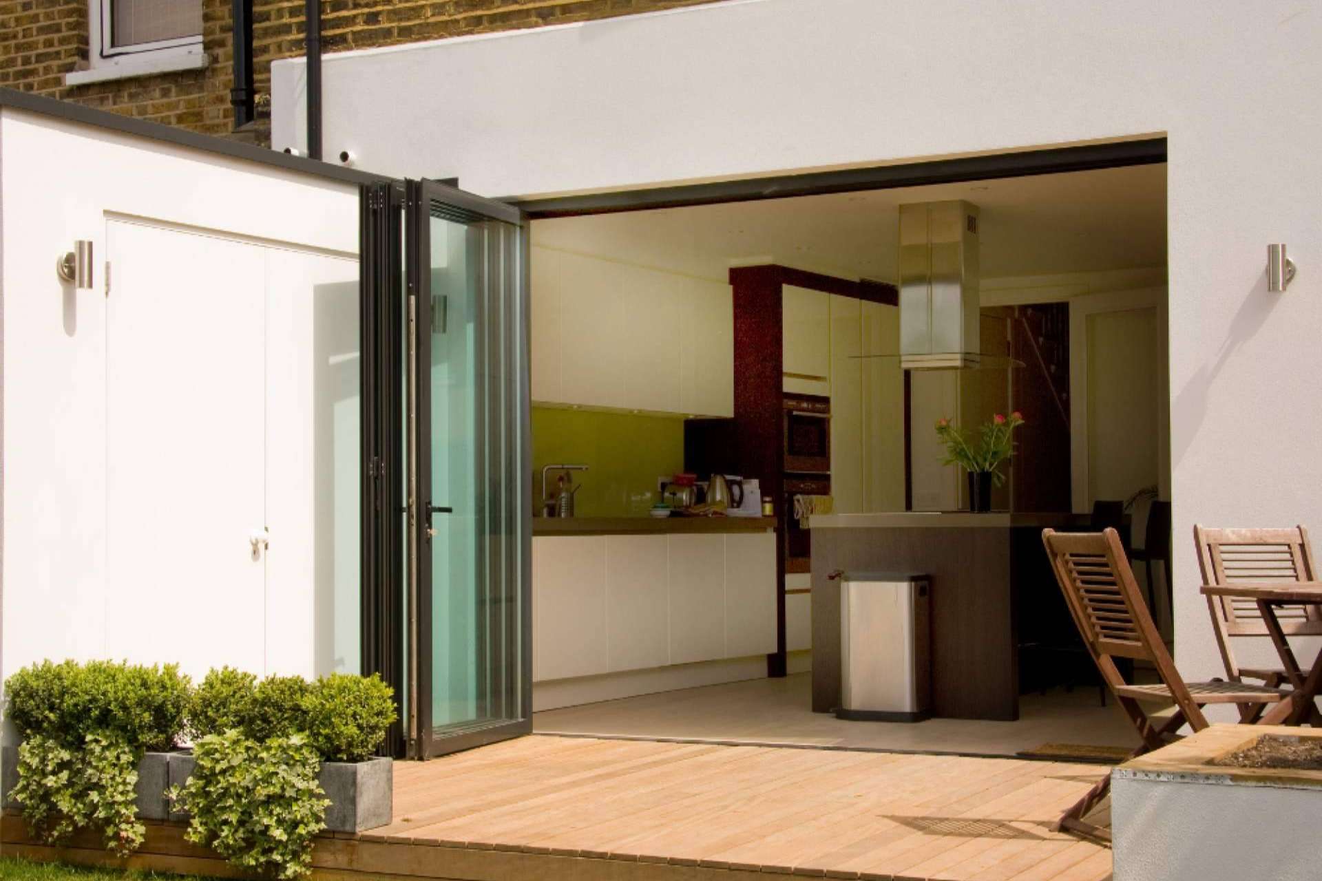 La empresa Airclos dispone de puertas plegables de aluminio para aportar amplitud a cualquier espacio