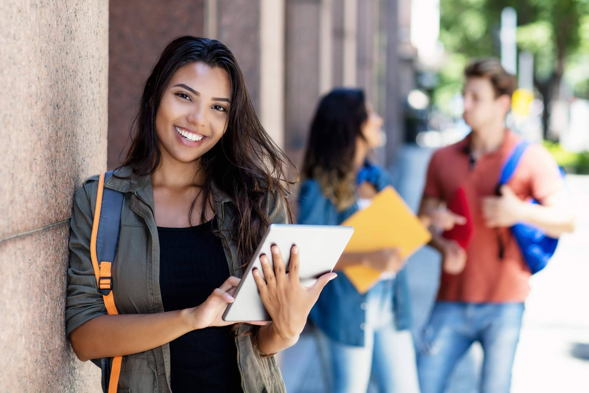 Trabajar en España mientras se estudia una carrera universitaria, por Global Estudiante