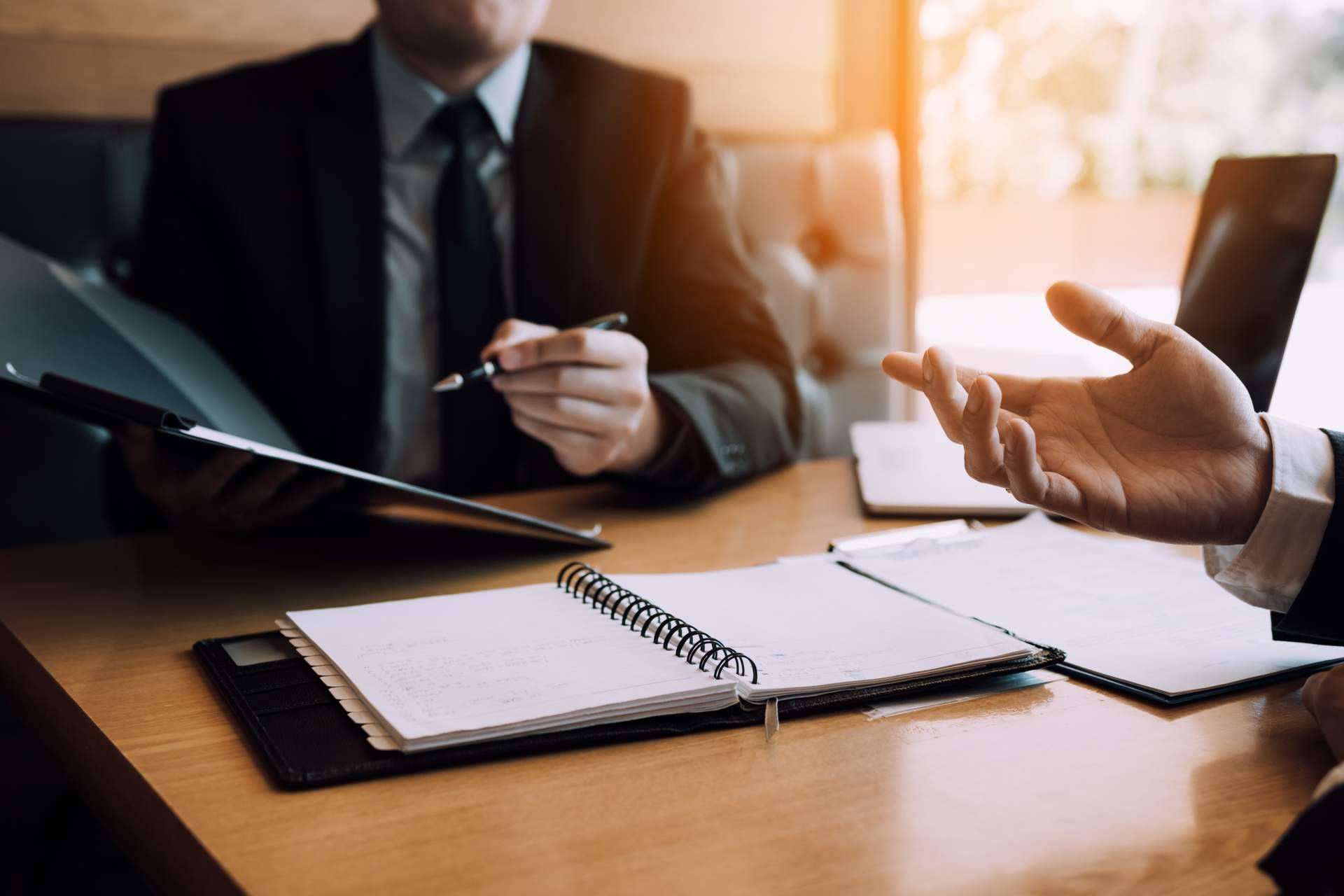 La importancia de contar con un buen abogado en una fusión o adquisición empresarial, por Igualada Belchí Abogados