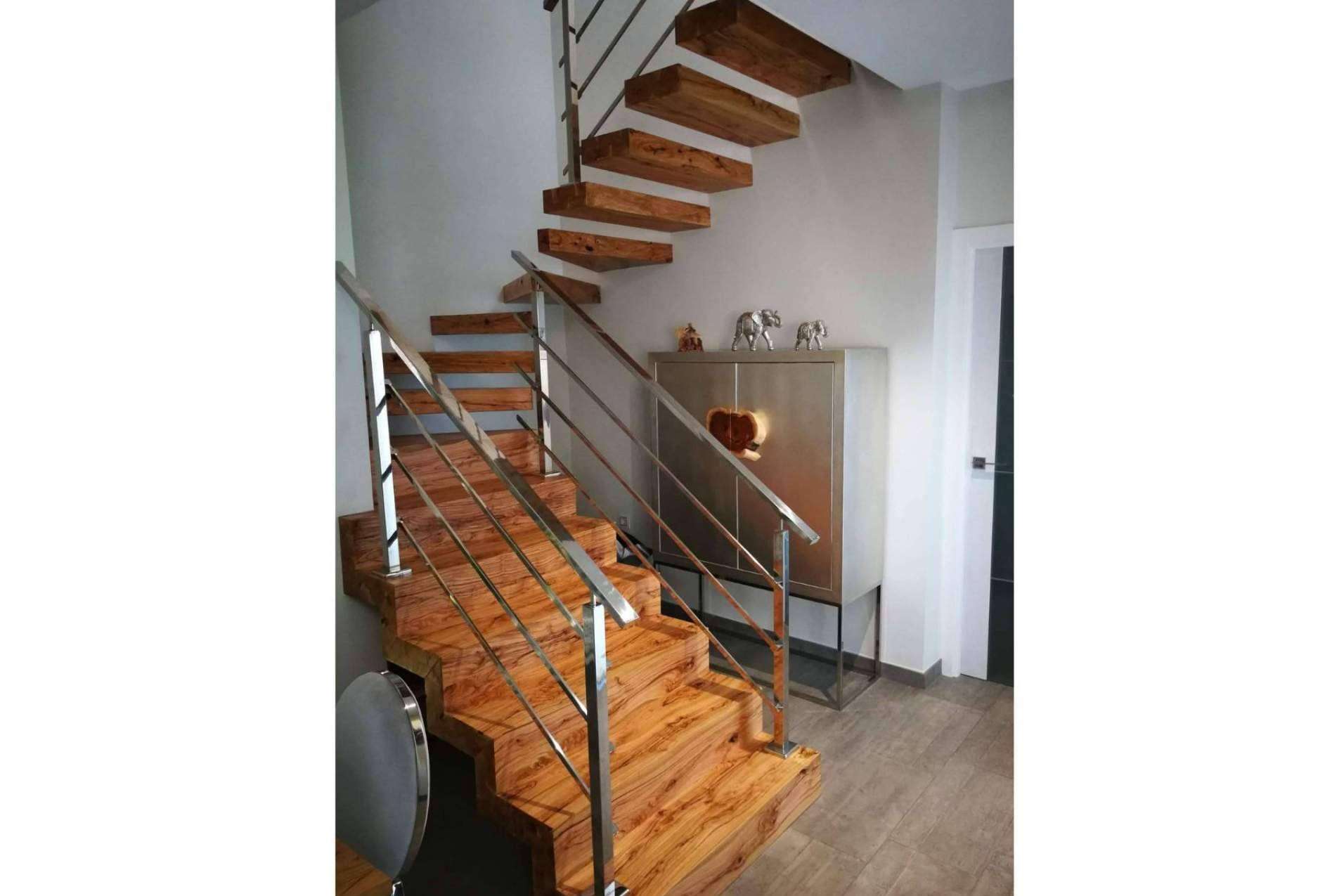Escaleras de madera de olivo como toque original y decorativo en casa, en Encimeras de Olivo