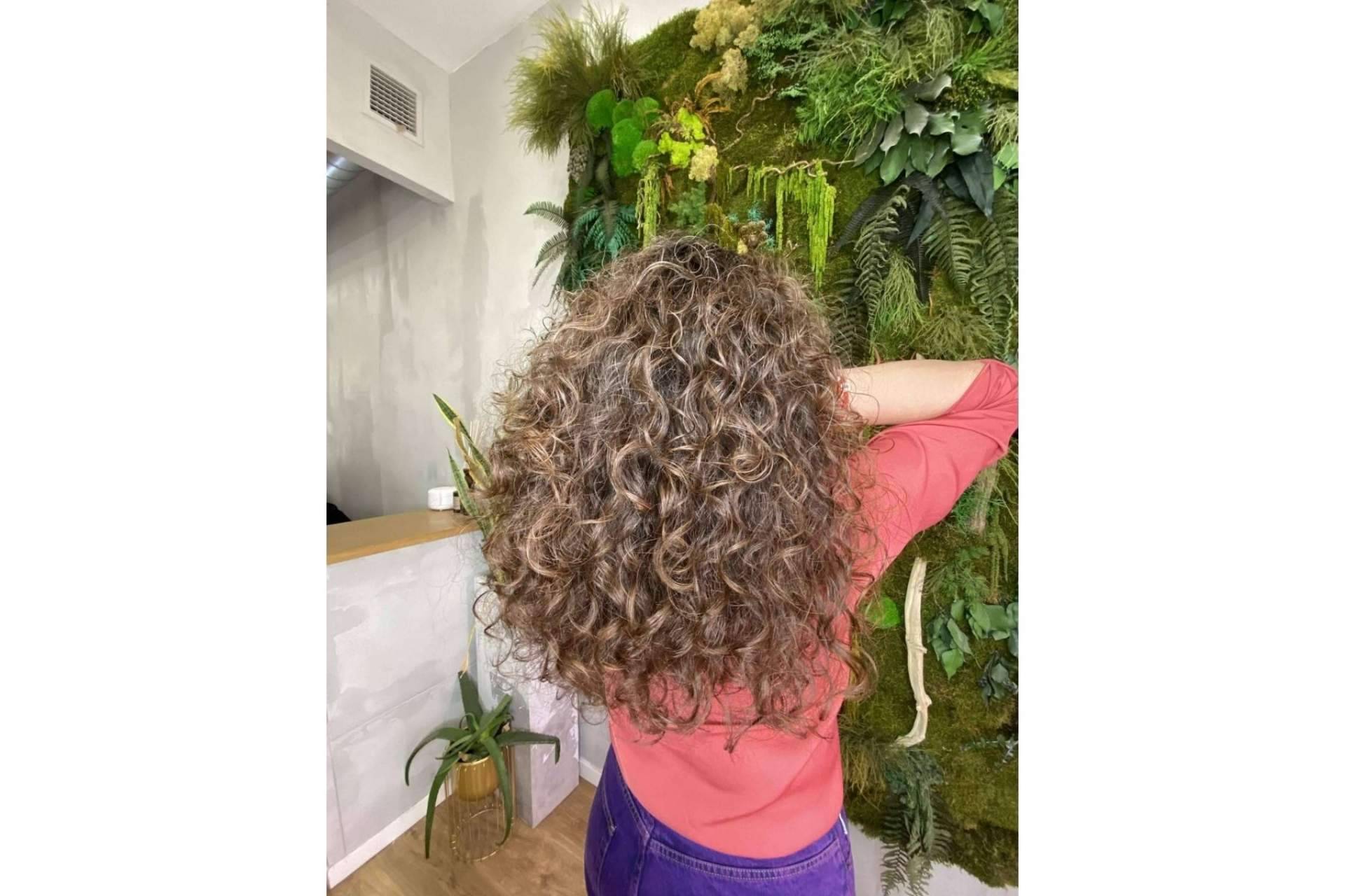 DIM Salón presenta el tratamiento Curly Botanic Lifting Orgánico, el método curly perfecto para el pelo rizado ante la llegada del verano