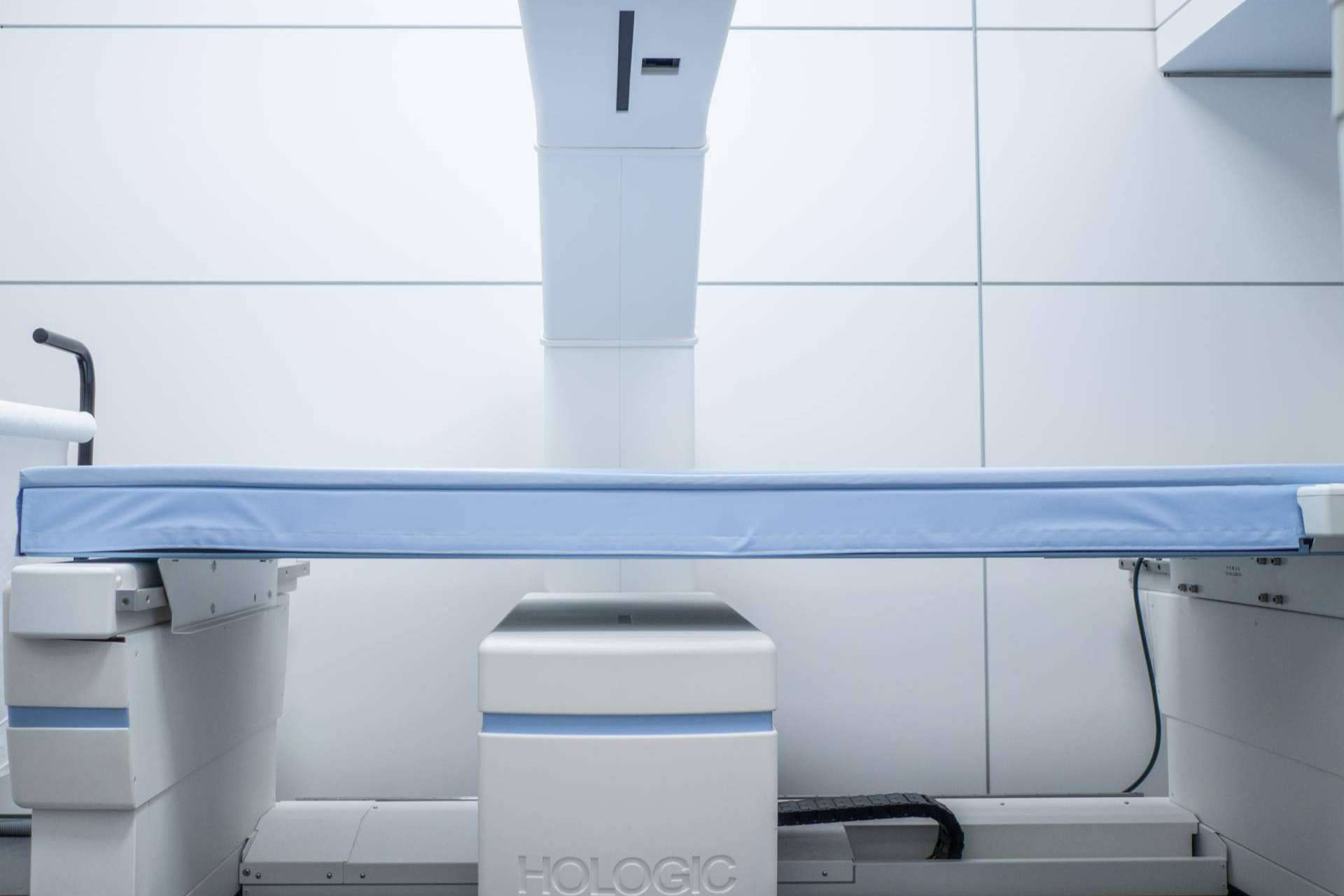 La densitometría ósea es la prueba que utiliza la clínica MAGNETOSUR para la detección precoz de la osteoporosis