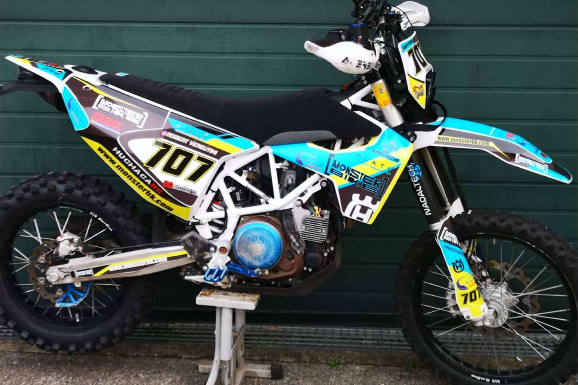 Adhesivos Husqvarna para personalizar la moto