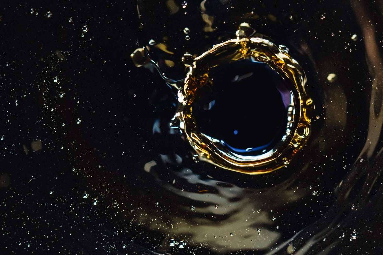 ¿De qué manera controlar un derrame de aceite en una zona de agua?
