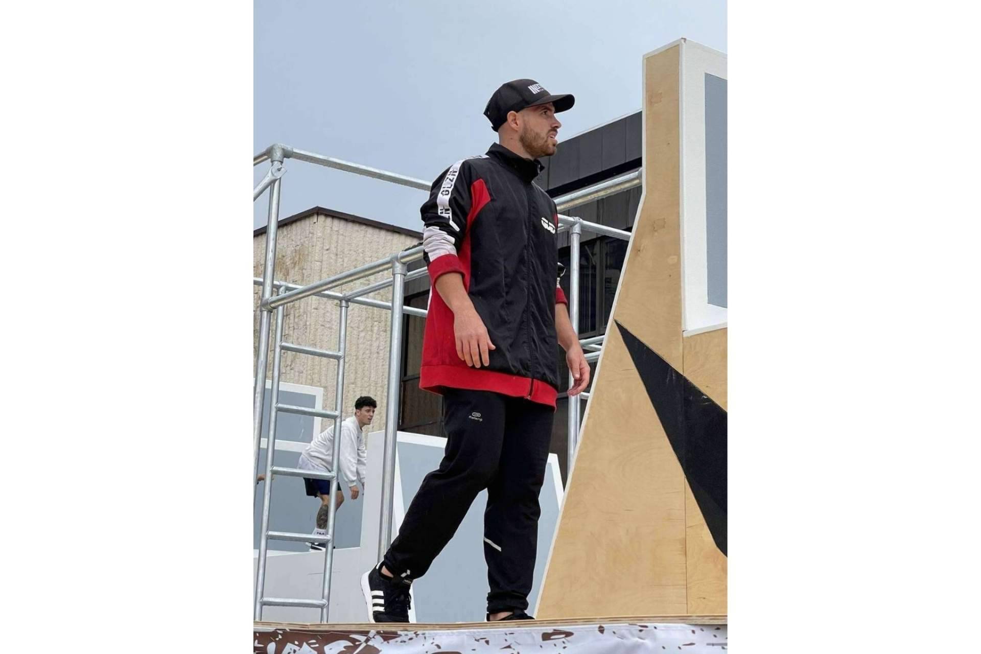 Aarón Vivar Hernández es un atleta de la Federación Española de Gimnasia, en la disciplina de parkour, que representará a España en el próximo mundial de la FIG en Montpellier