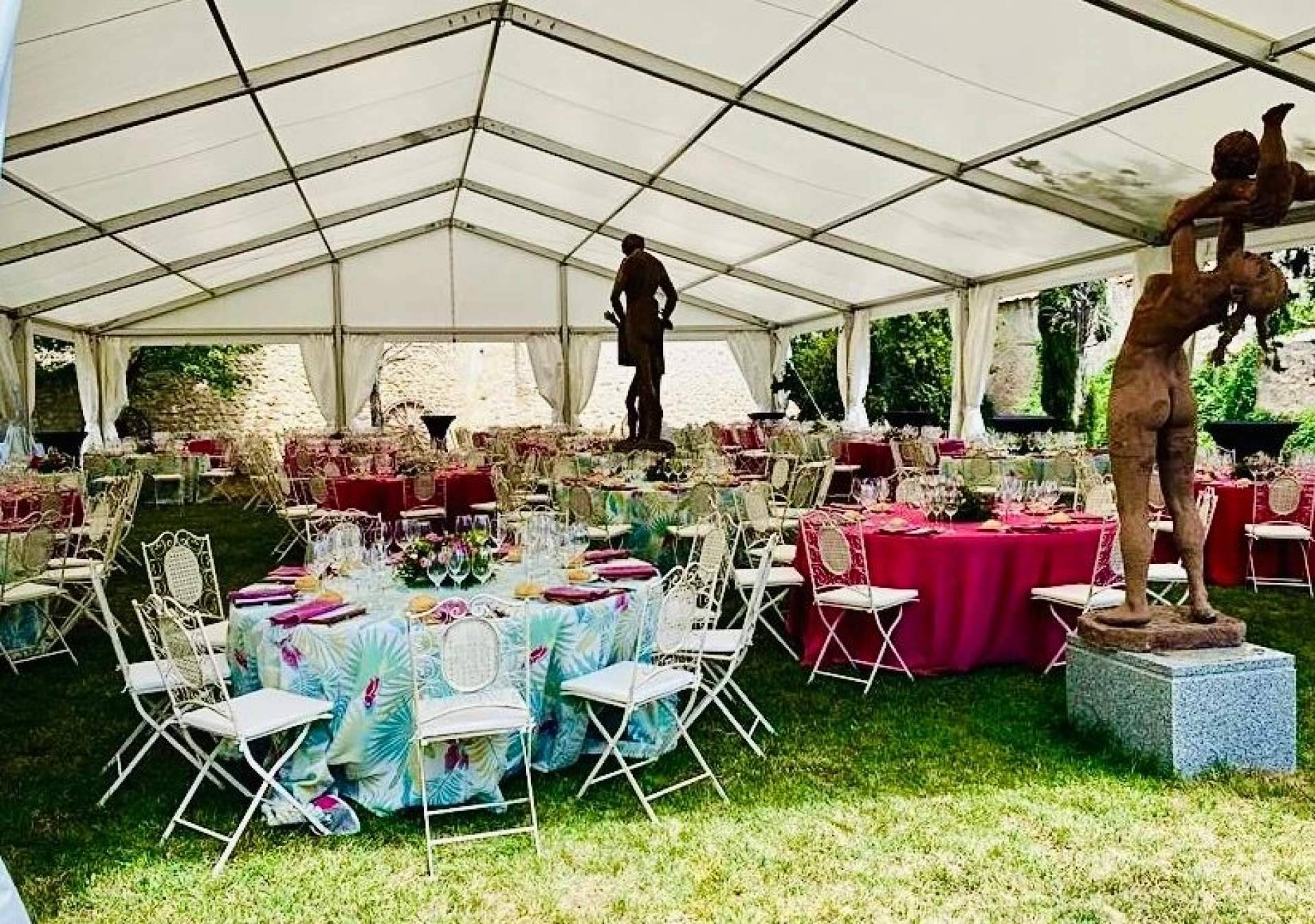 Una boda en un espacio exclusivo y de lujo en los jardines de un castillo de ensueño