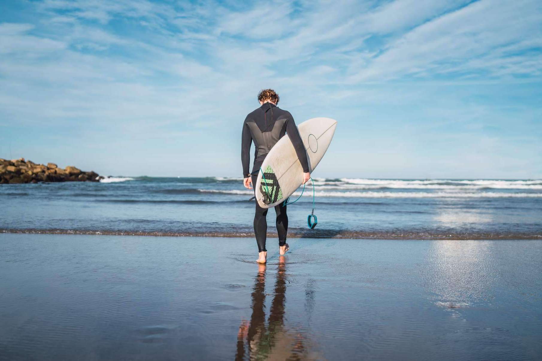 ¿Qué factores se deben considerar a la hora de escoger el traje de surf ideal?, por la tienda especializada Watsay