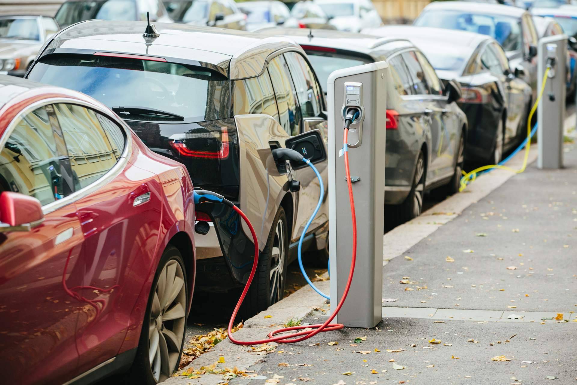 Una de las maneras más fáciles de ahorrar con un coche eléctrico es instalar un Wallbox en casa