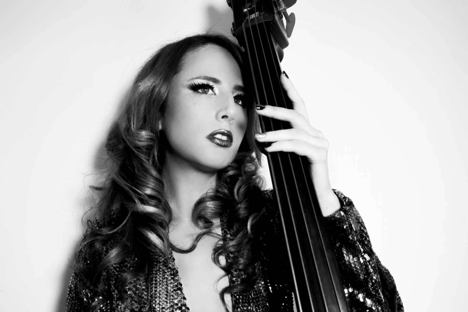 La cantante española Ava Phoenix presenta el espectáculo Symphonia