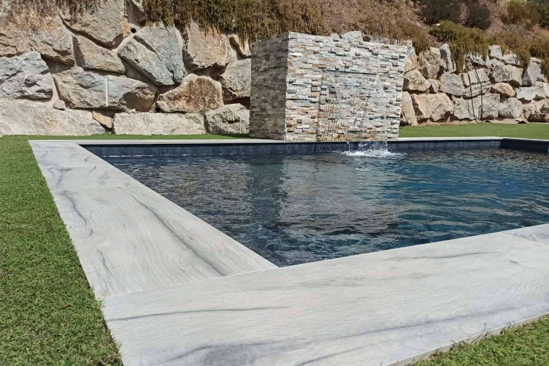 Esencial Pool sobre las ventajas de las piscinas con cristal elevadas