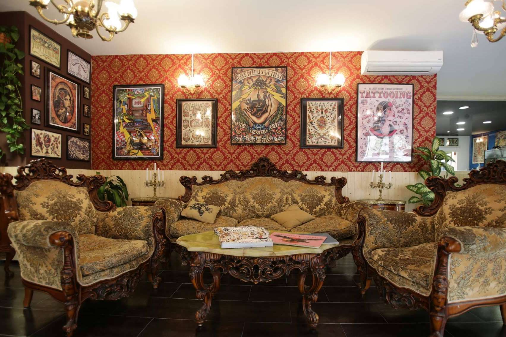 ¿Qué estilos de tatuajes ofrece el estudio de tatuajes en Valencia Vieja Escuela Tattoo?