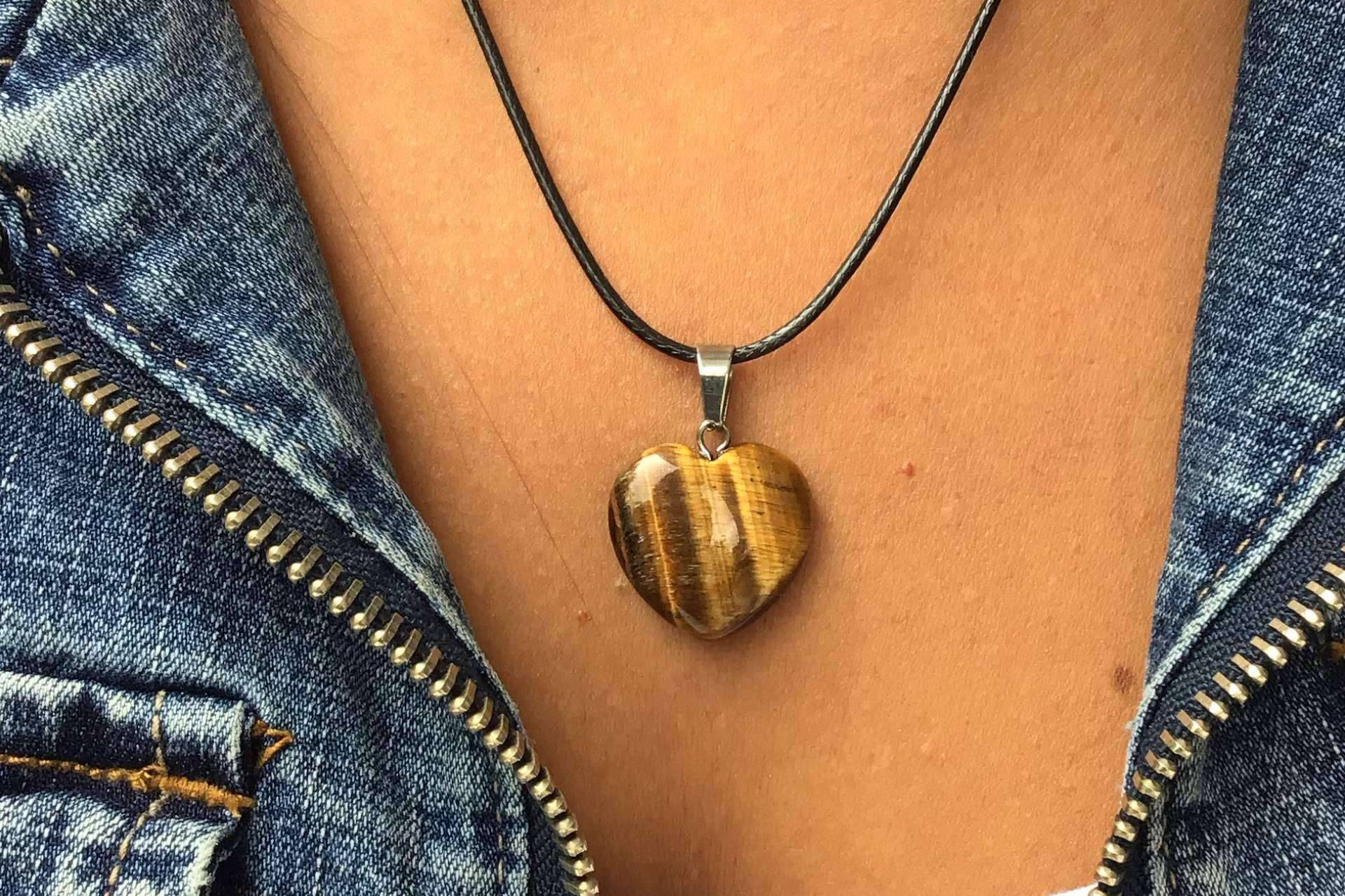 Colgantes de corazón con minerales especiales en Tierra de Gemas