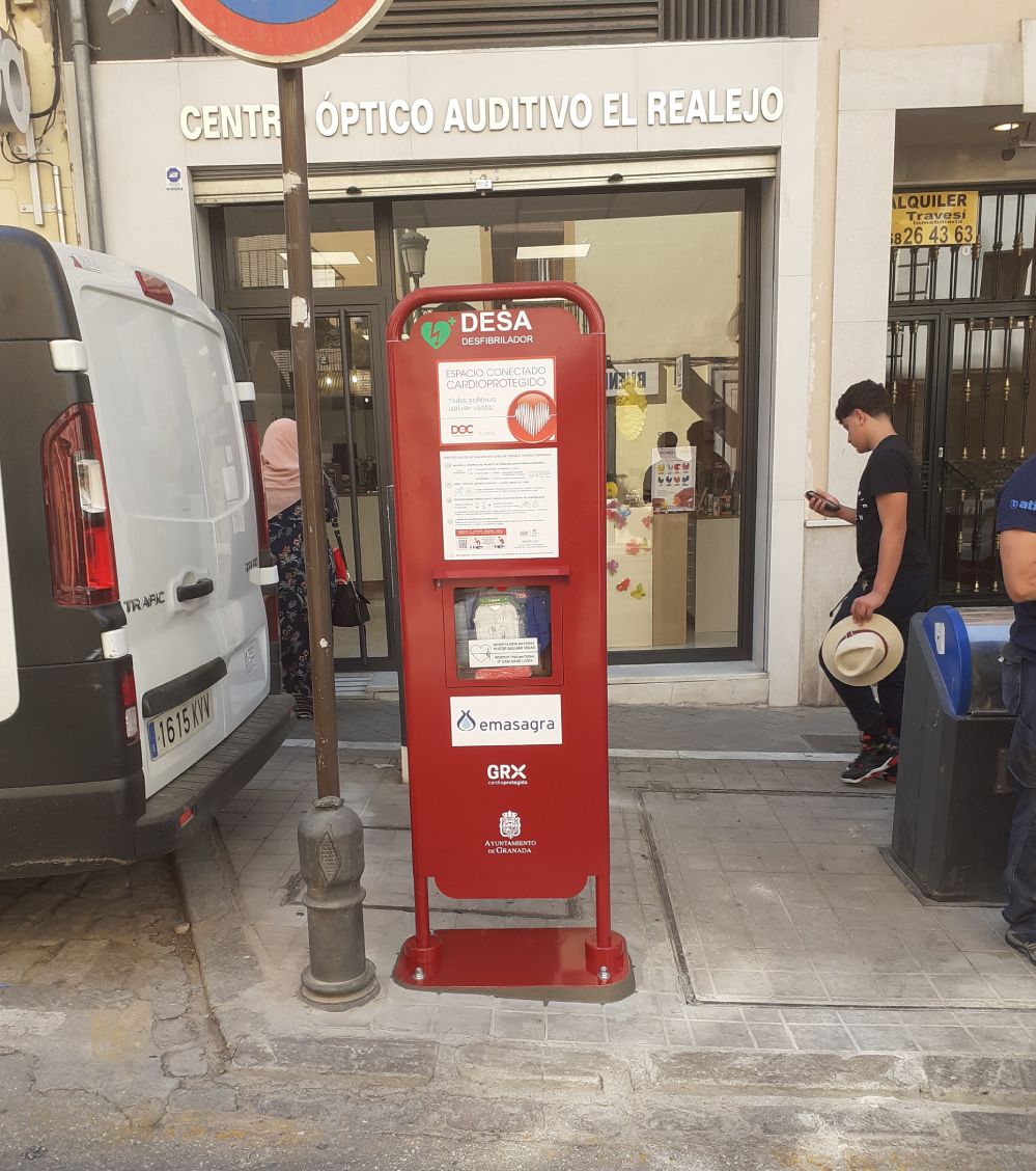 El Ayuntamiento de Granada suma un nuevo desfibrilador en la Pza. de Realejo con la previsión de contar con doce antes de final de año