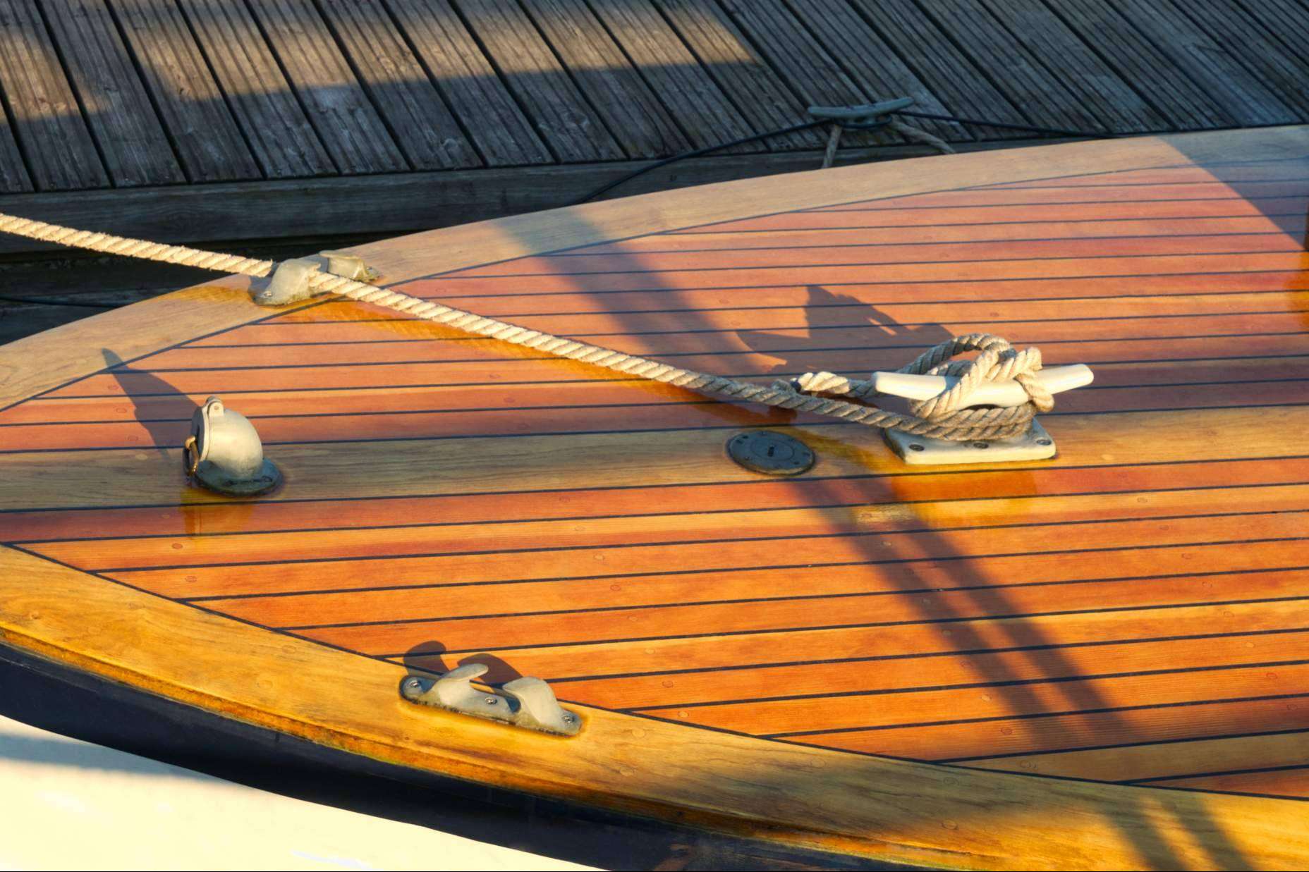 Proteger la madera de los barcos con marine varnish and teak oil