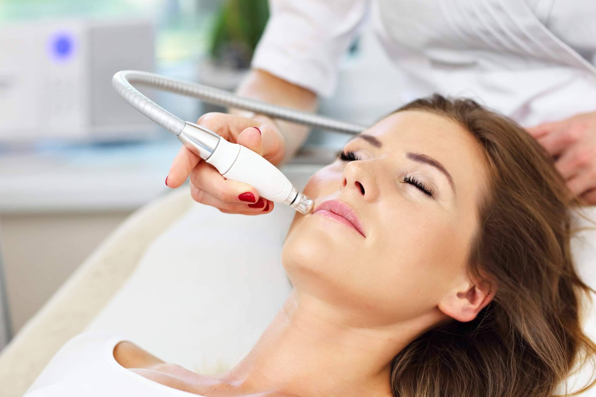 Tratamientos faciales no invasivos a través de la máquina Hydrafacial de Comercial Estética