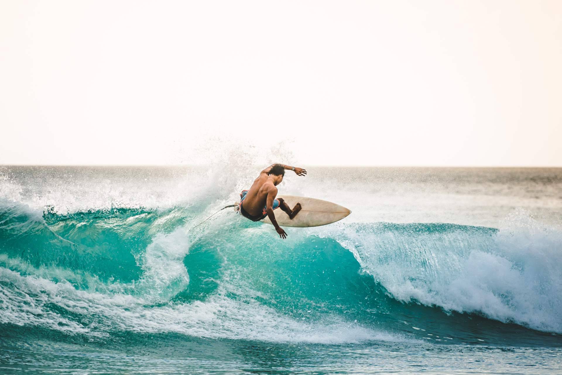 En la playa de Berria, se organiza el surf camp para adultos de Watsay