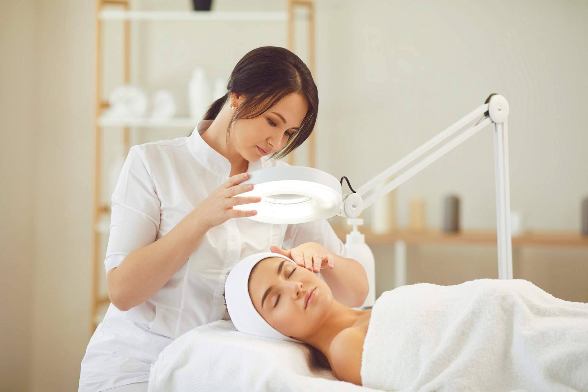 El tratamiento de hidrodermoabrasión facial de Crina Rus Beauty Center
