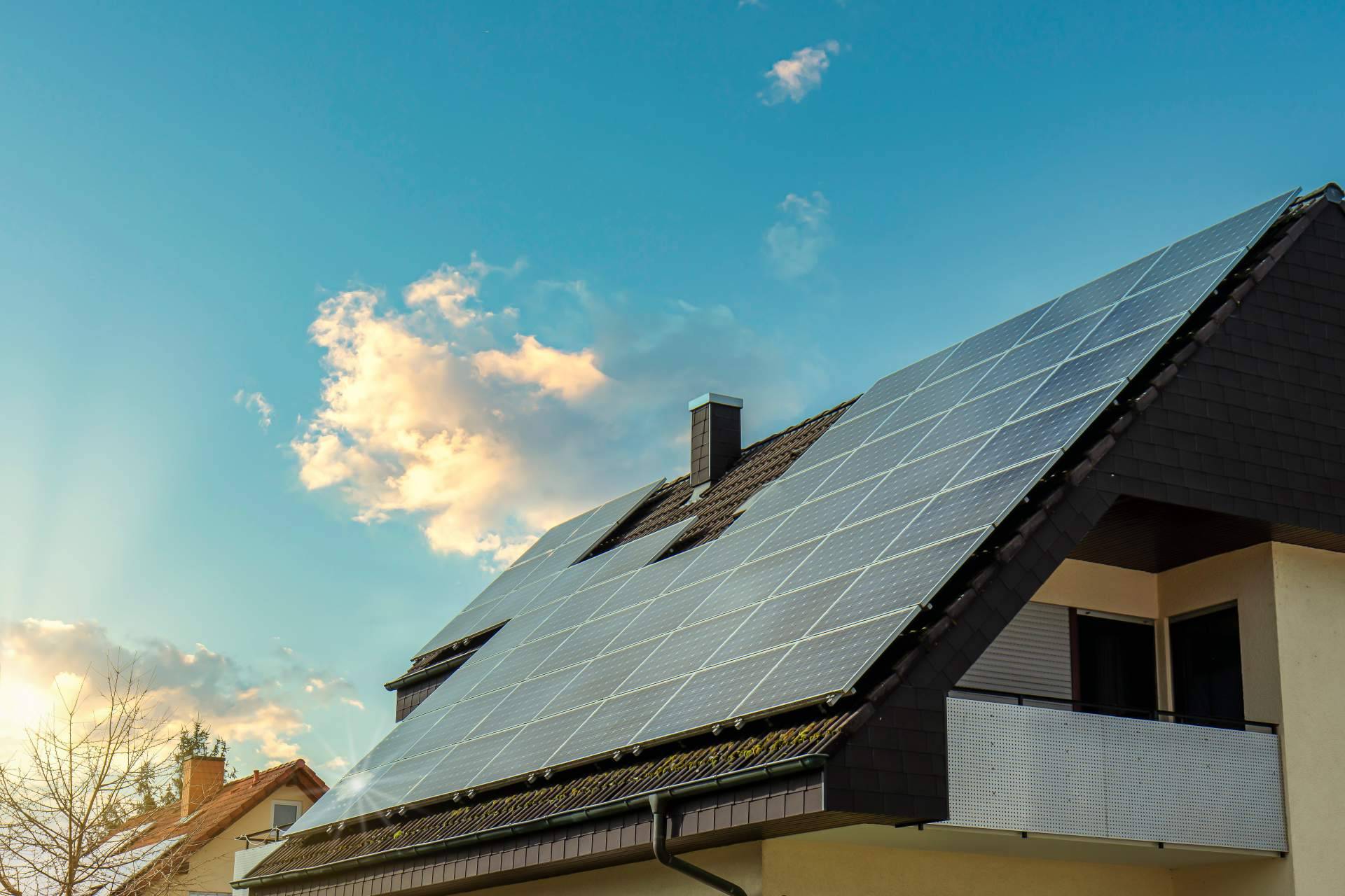 Las ventajas de instalar placas solares en casas unifamiliares