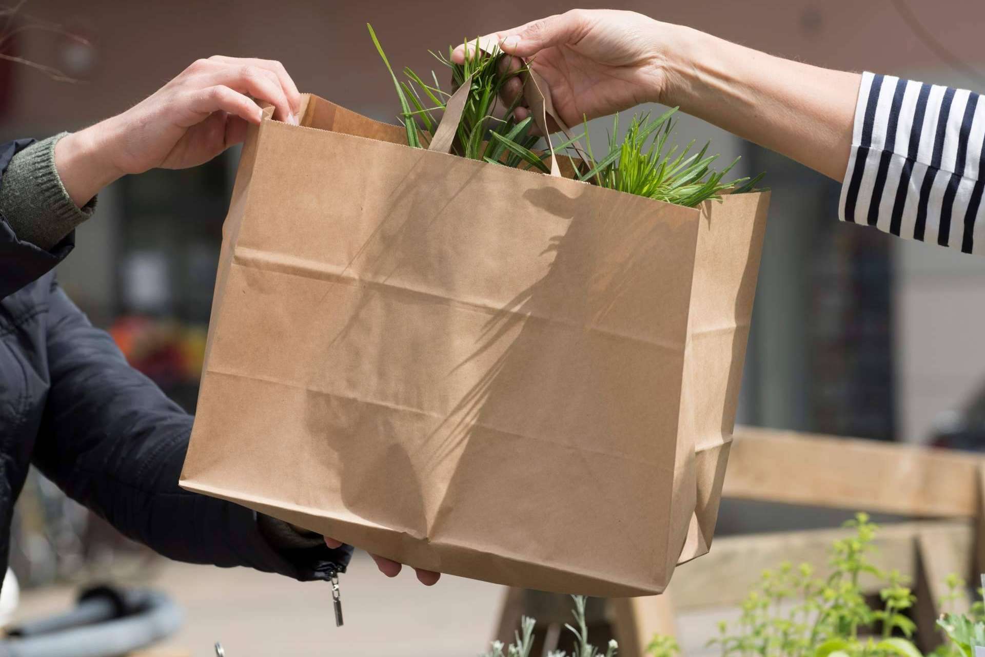 El uso de bolsas de papel como las de Novogal aumenta en detrimento de las de plástico