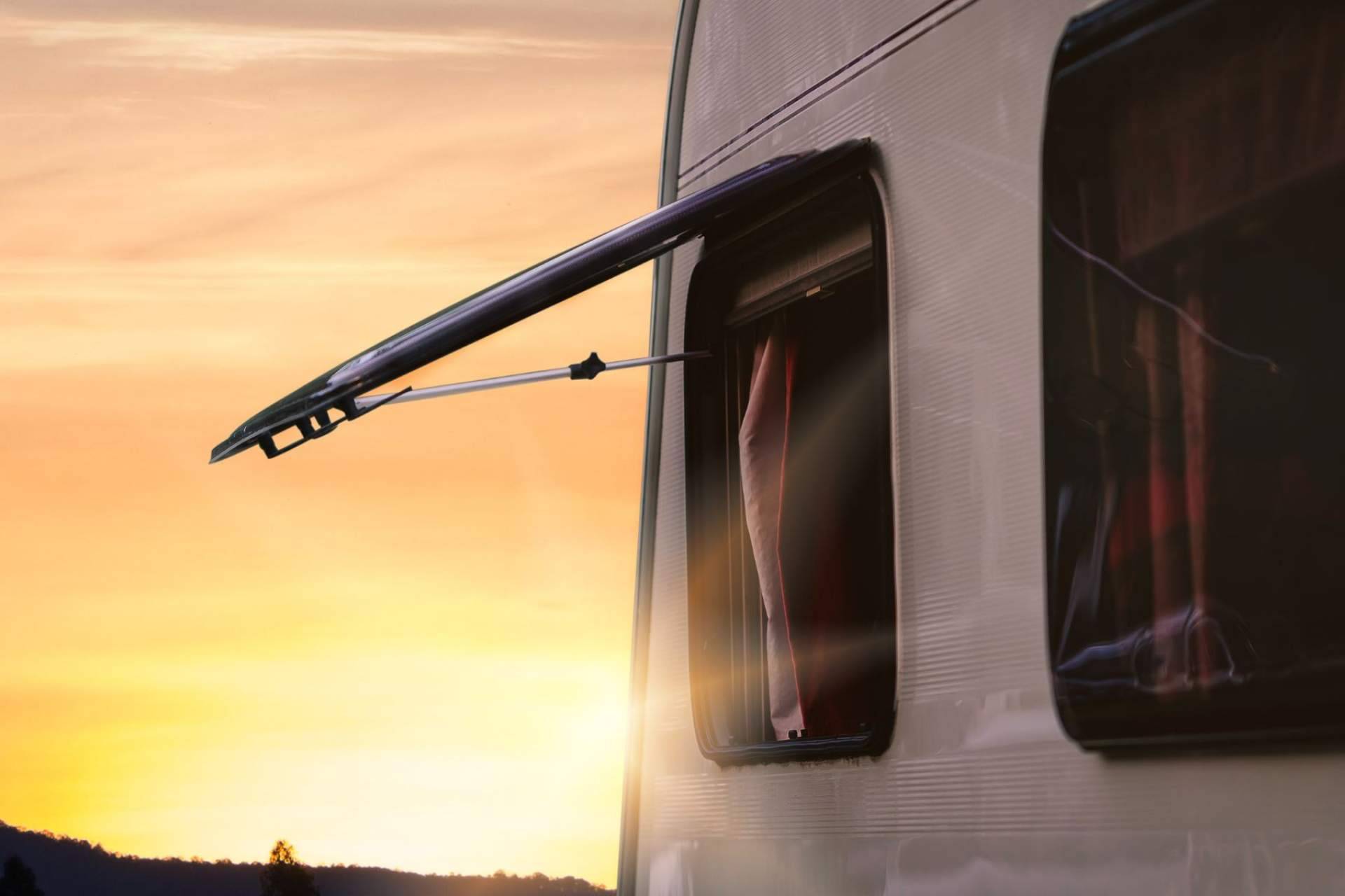 ¿Cómo proteger las ventanas de las autocaravanas? El oscurecedor y mosquitera de Baie-Car