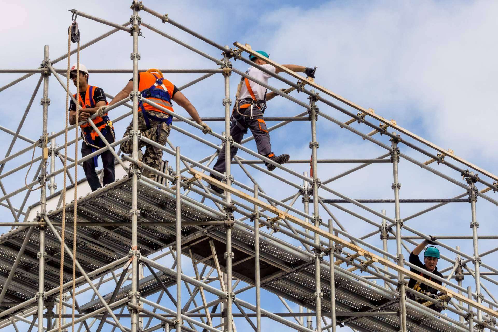 La escasez de mano de obra en la construcción y las ramificaciones legales a las que se enfrentan los contratistas
