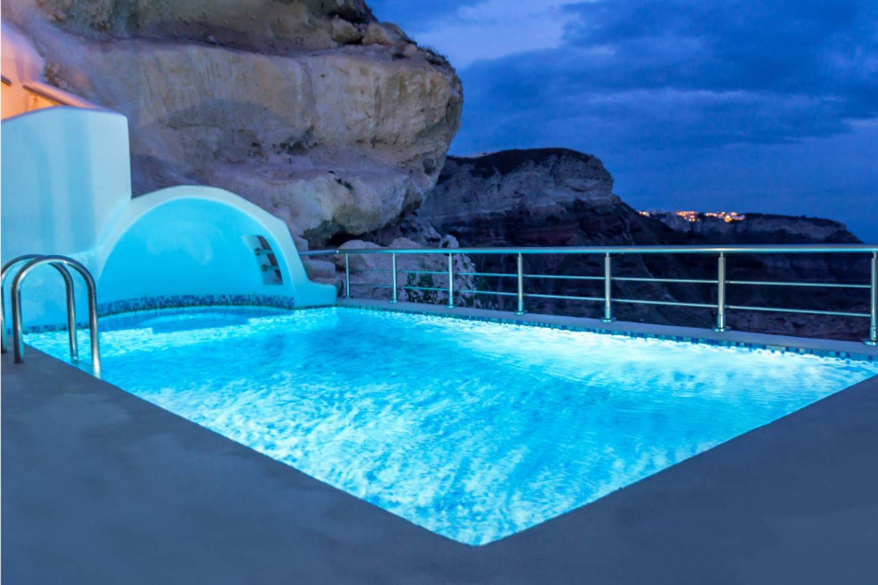 Warmpool aporta brillo y elegancia con los focos LED para piscina