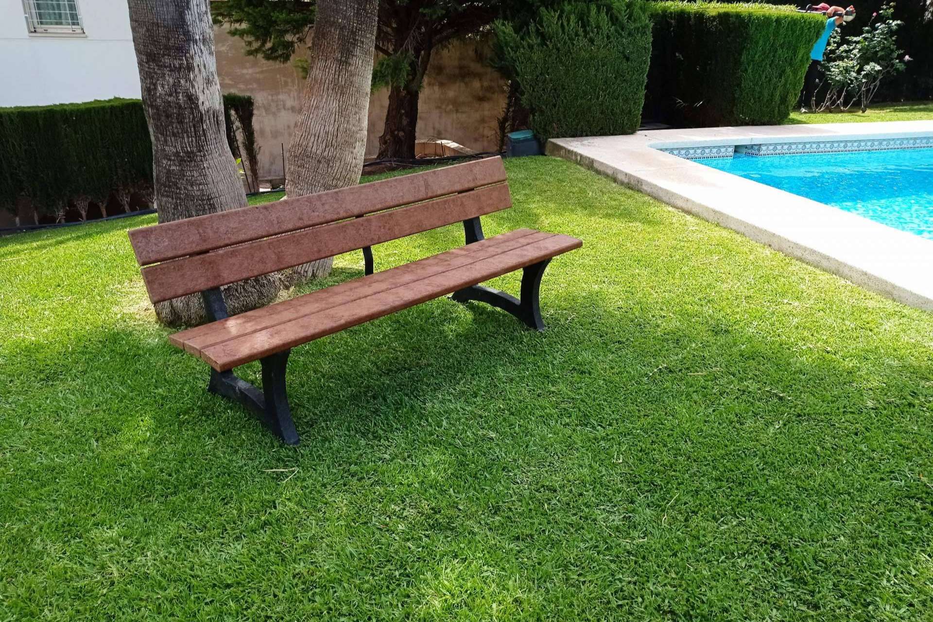 Abadecom proporciona bancos de plástico reciclado para el uso urbano