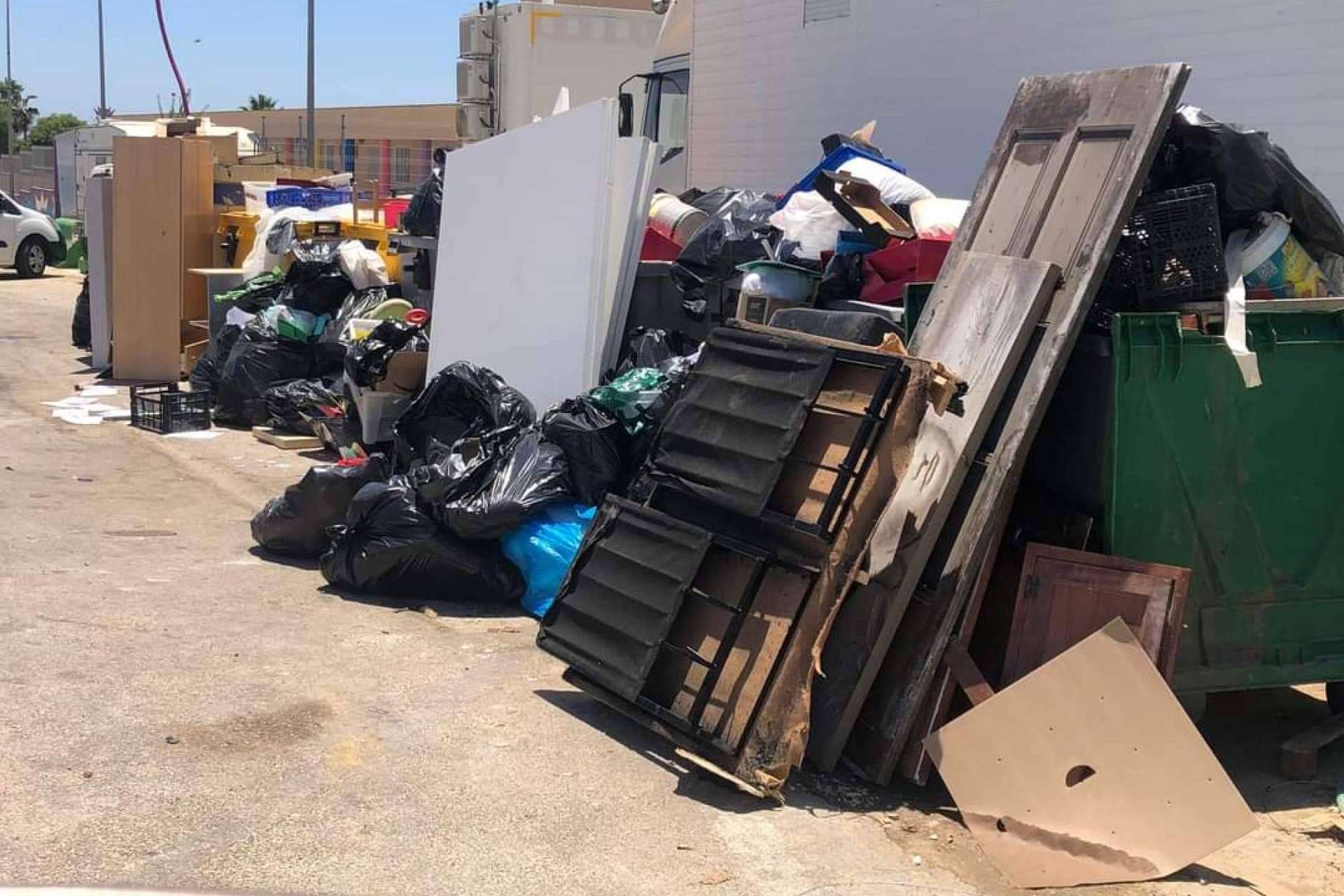 #SoydeMijas propone solucionar el problema de la basura en Las Lagunas de Mijas y resto de barrios