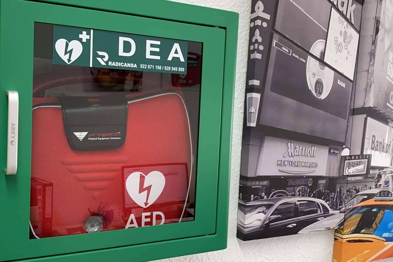 Radicansa señala la importancia de instalar cabinas para desfibriladores en las empresas