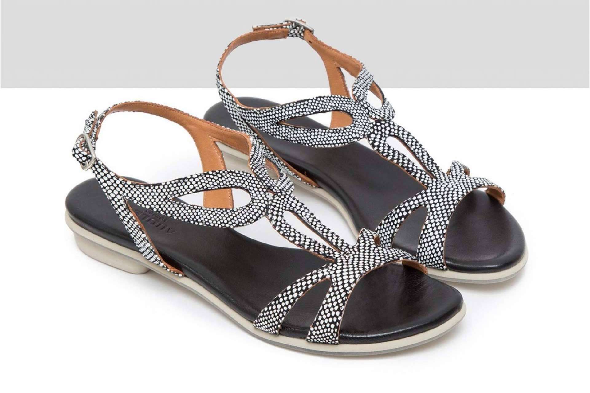 Las sandalias planas como las de Audley son tendencia este verano