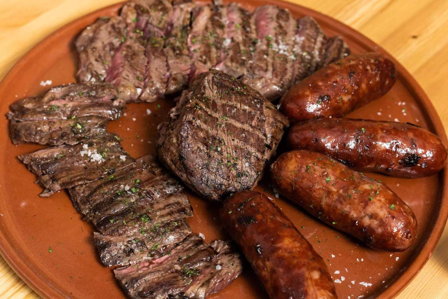 La cocina y el ambiente de Tío Joe conquista a los clientes de este restaurante con música en vivo de Barcelona