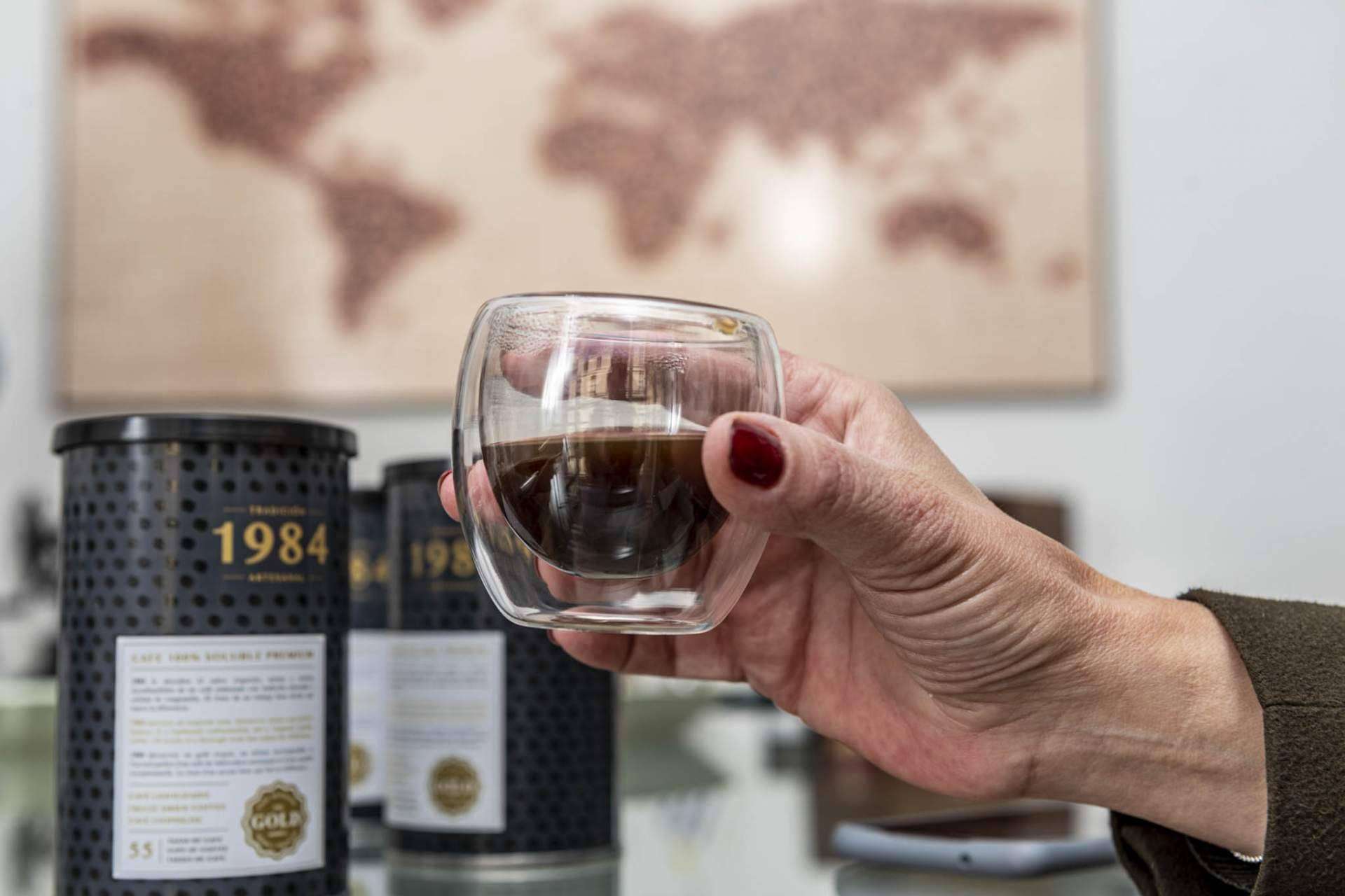 Disfrutar tanto en los bares como en casa  del  café soluble perfecto de Cafés 1984