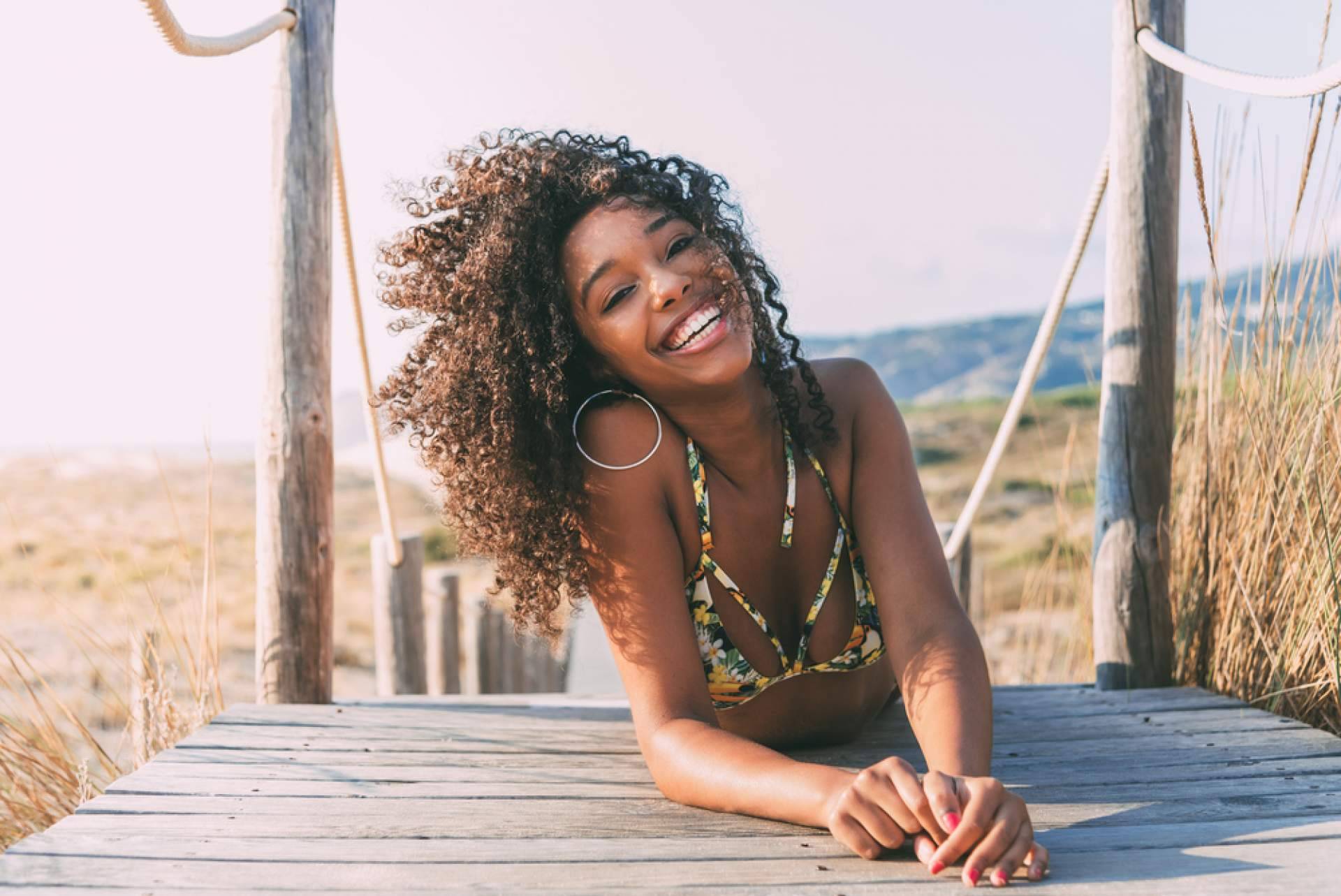 ¿Cómo cuidar y proteger los rizos en verano? Los tips de Mundo de rizos