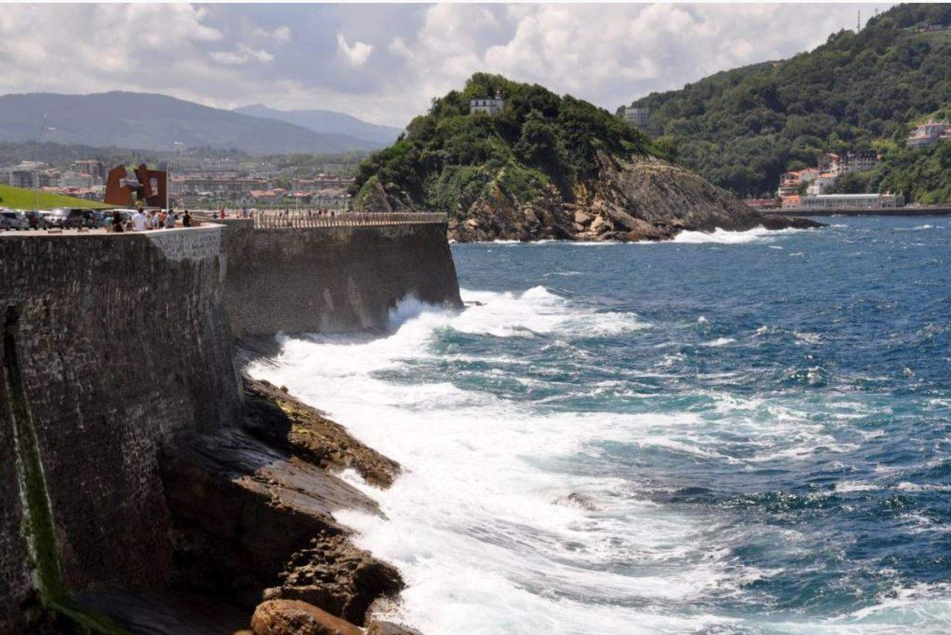 Ciudad San Sebastián, el catamarán con el cual es posible navegar por la costa donostiarra