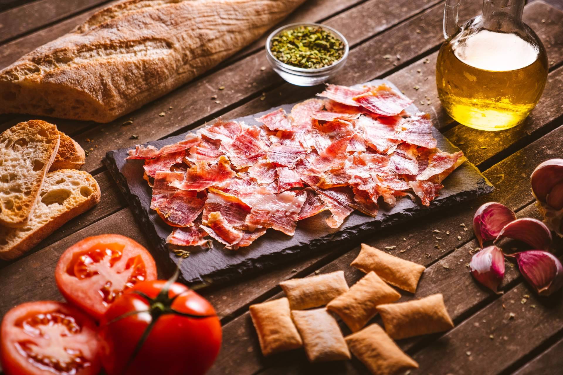 Para obtener un buen jamón de Extremadura, Bendita Extremadura cría a sus animales al aire libre y les da de comer alimentos naturales