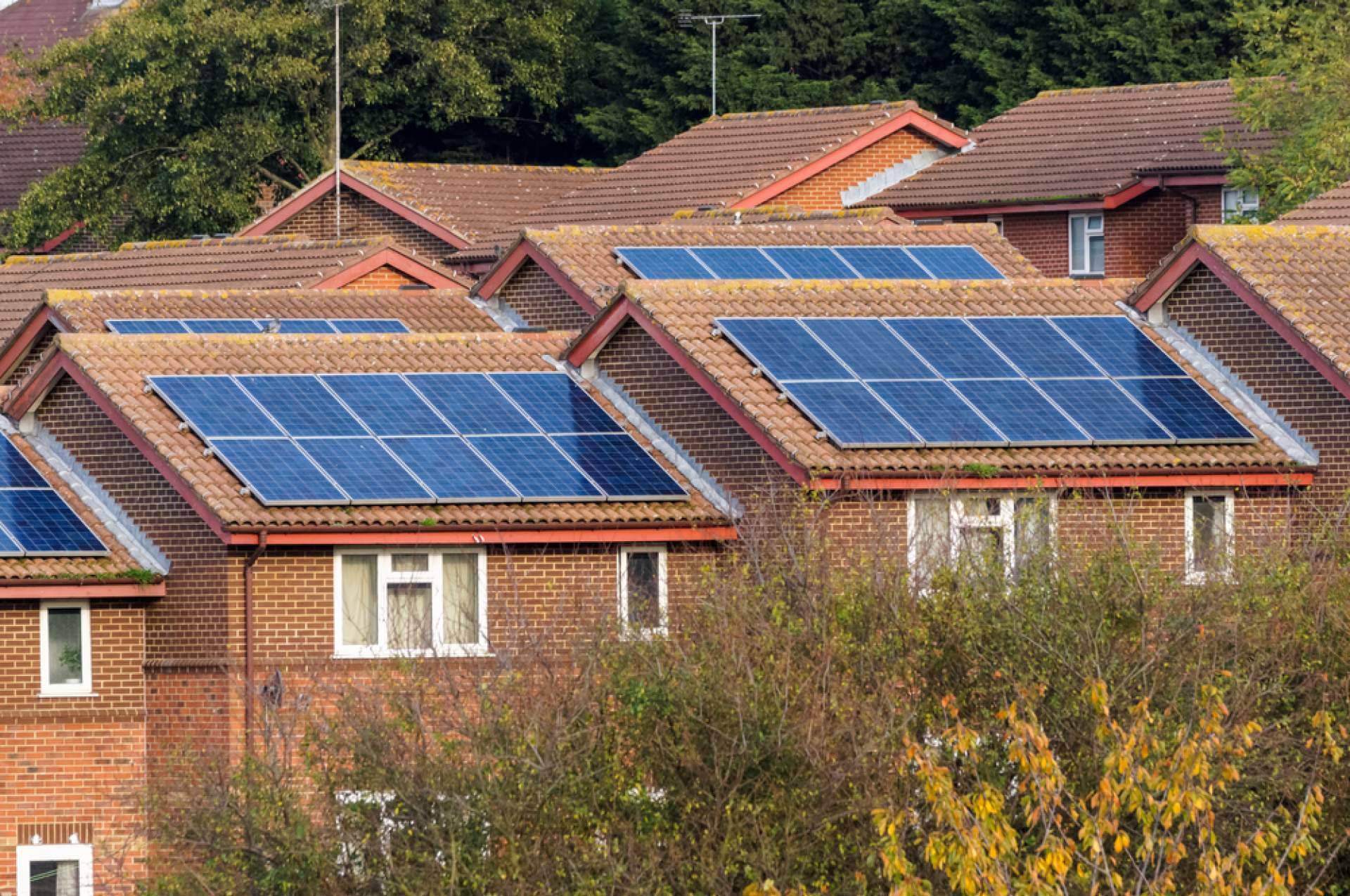 ¿Cuáles son los beneficios de tener autoconsumo fotovoltaico?, por Geesol