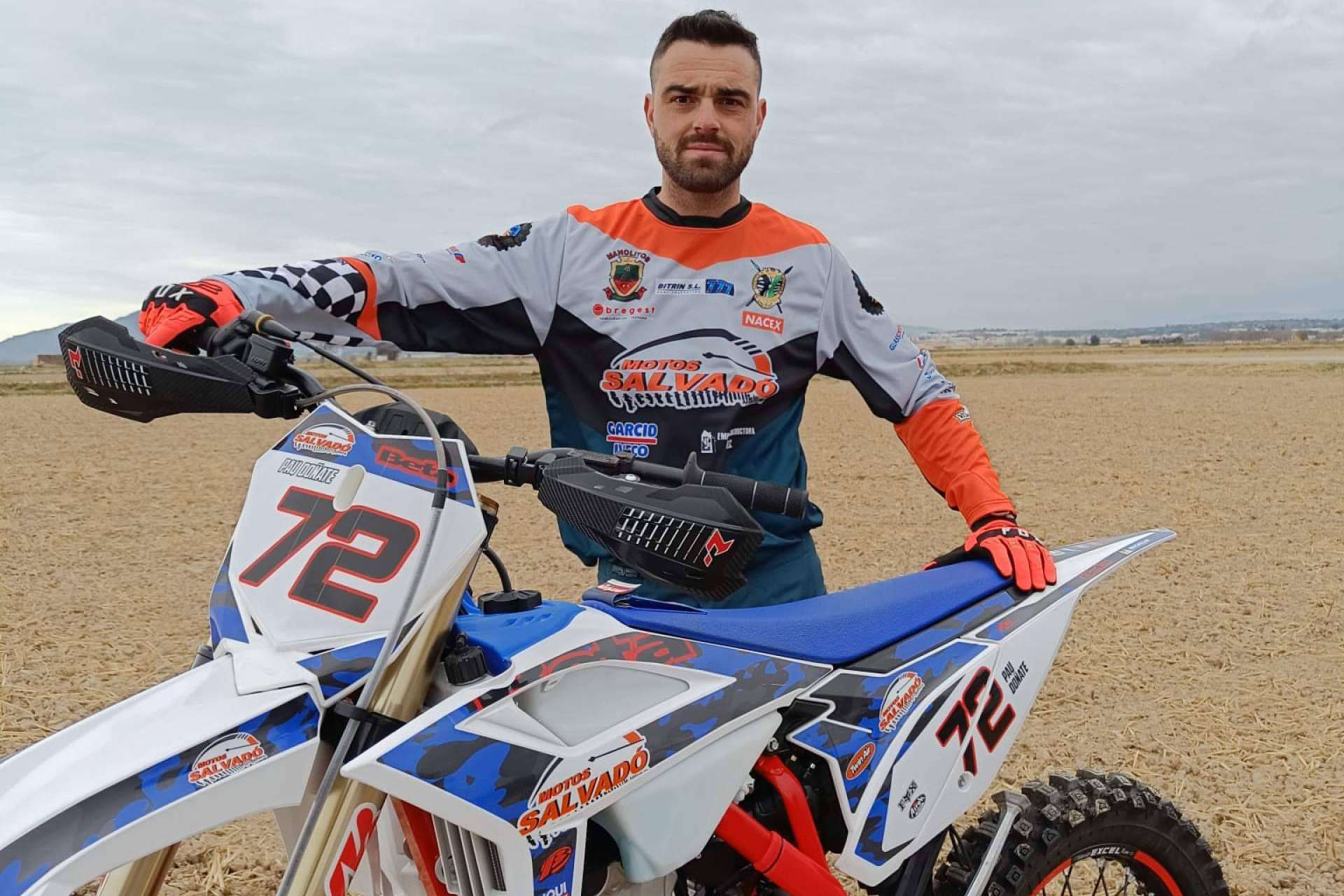 ADHESIVOSEMBARRADOS ofrece una equipación off road personalizada de calidad