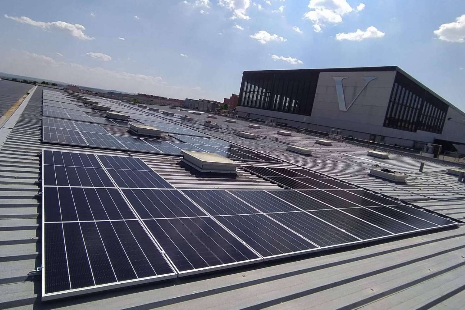 Las ventajas de la instalación de paneles solares en casas u oficinas
