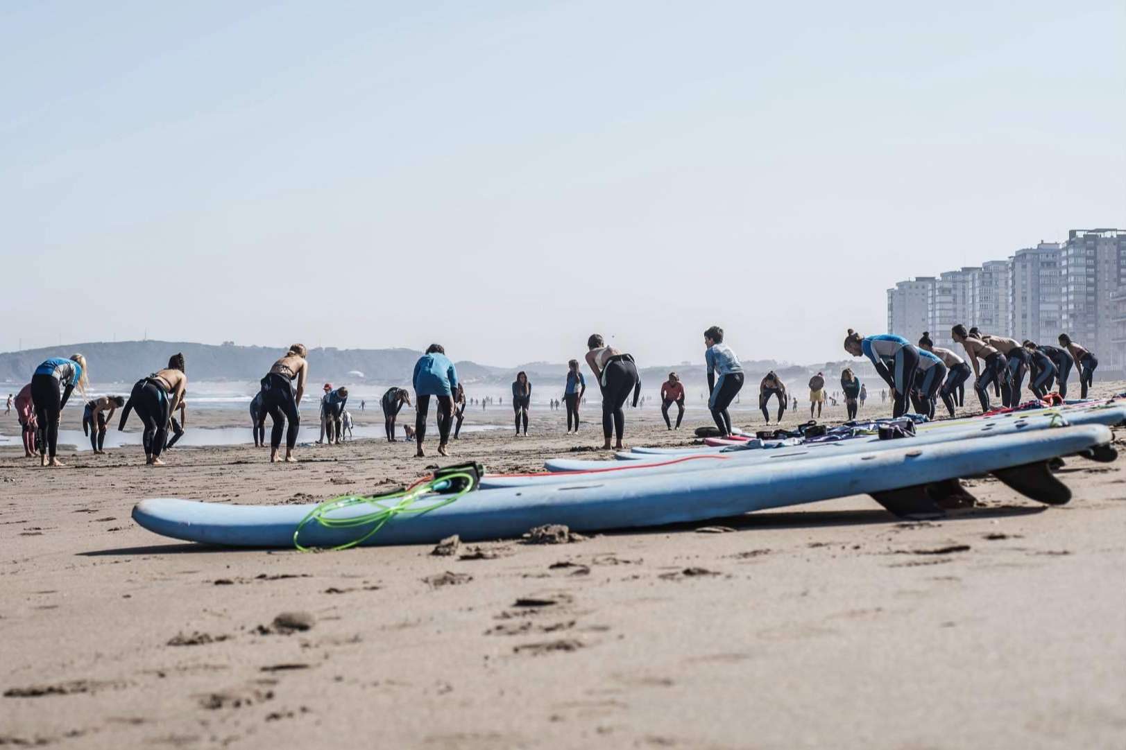 La gran cantidad de personas que hay durante el verano en Salinas de Surfistas para hacer surf, por la escuela Family Surfers, Surfcamp Las Dunas