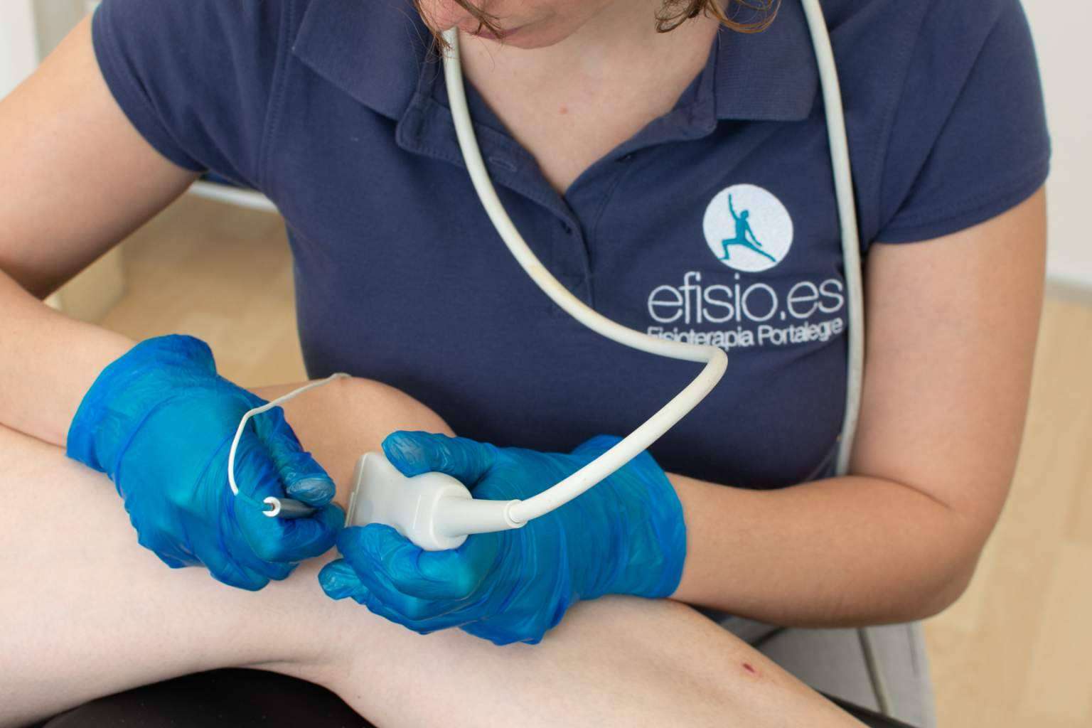 Tratamiento de fisioterapia de la rodilla, de la mano del equipo de eFISIO