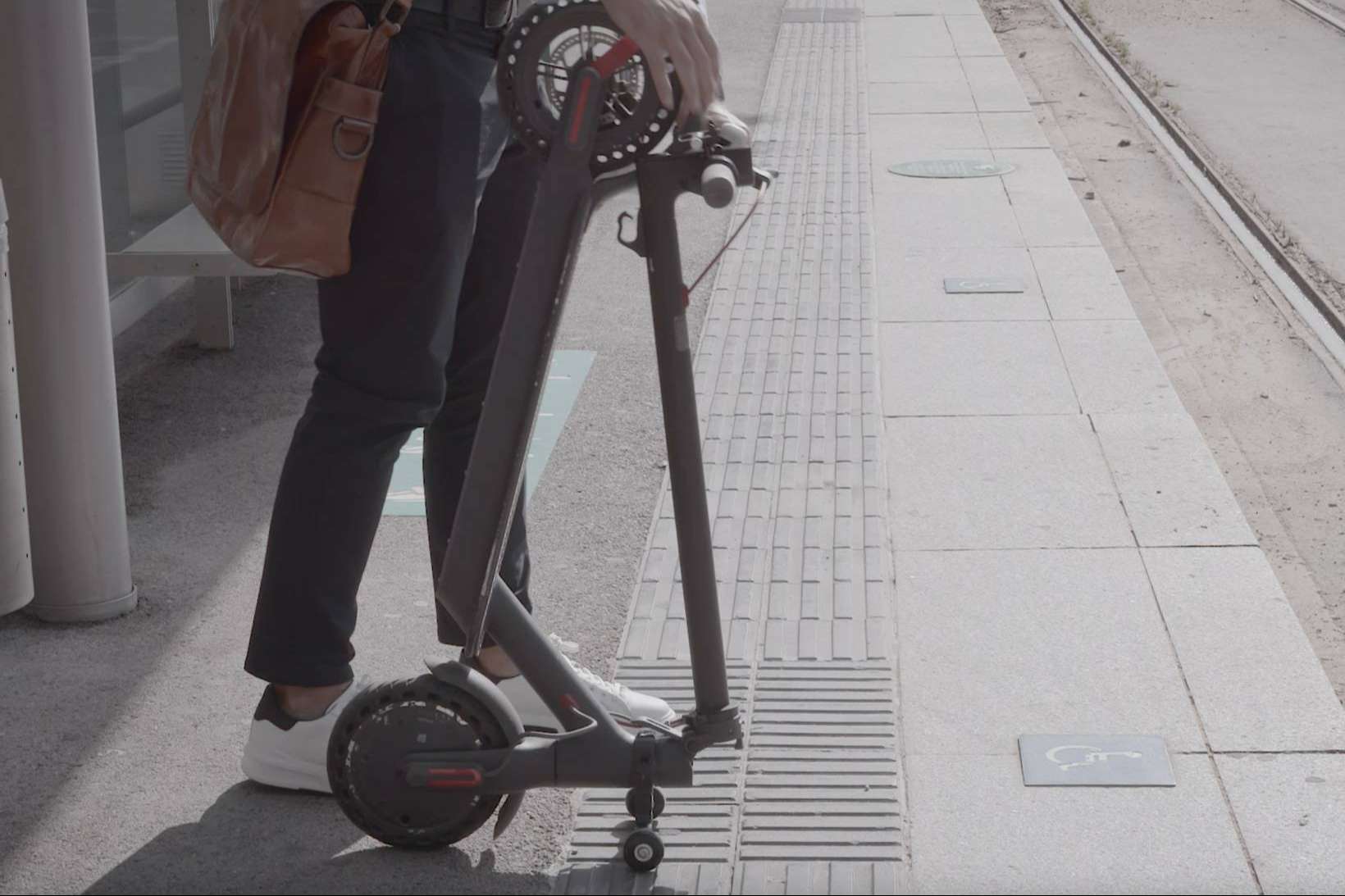 ¿Cómo es el soporte para patinete eléctrico de Techmotion Electronics que facilita el desplazamiento?