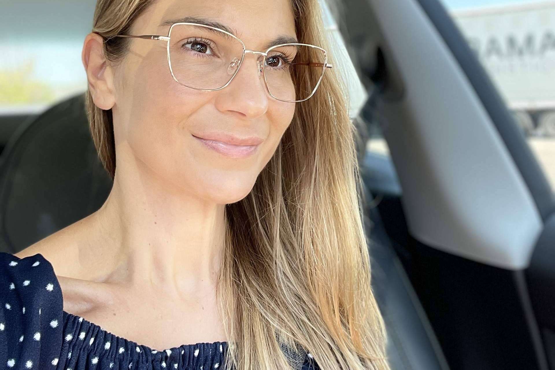 La experta Carolina Lober y Confortauto comparten algunos consejos para conducir con gafas