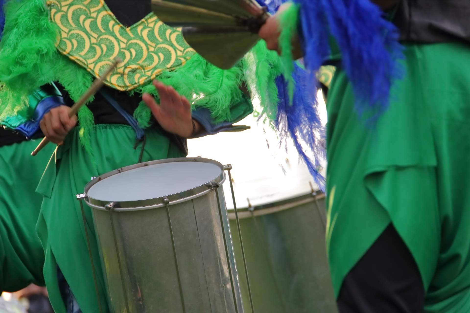 El papel del surdo en la percusión brasileña