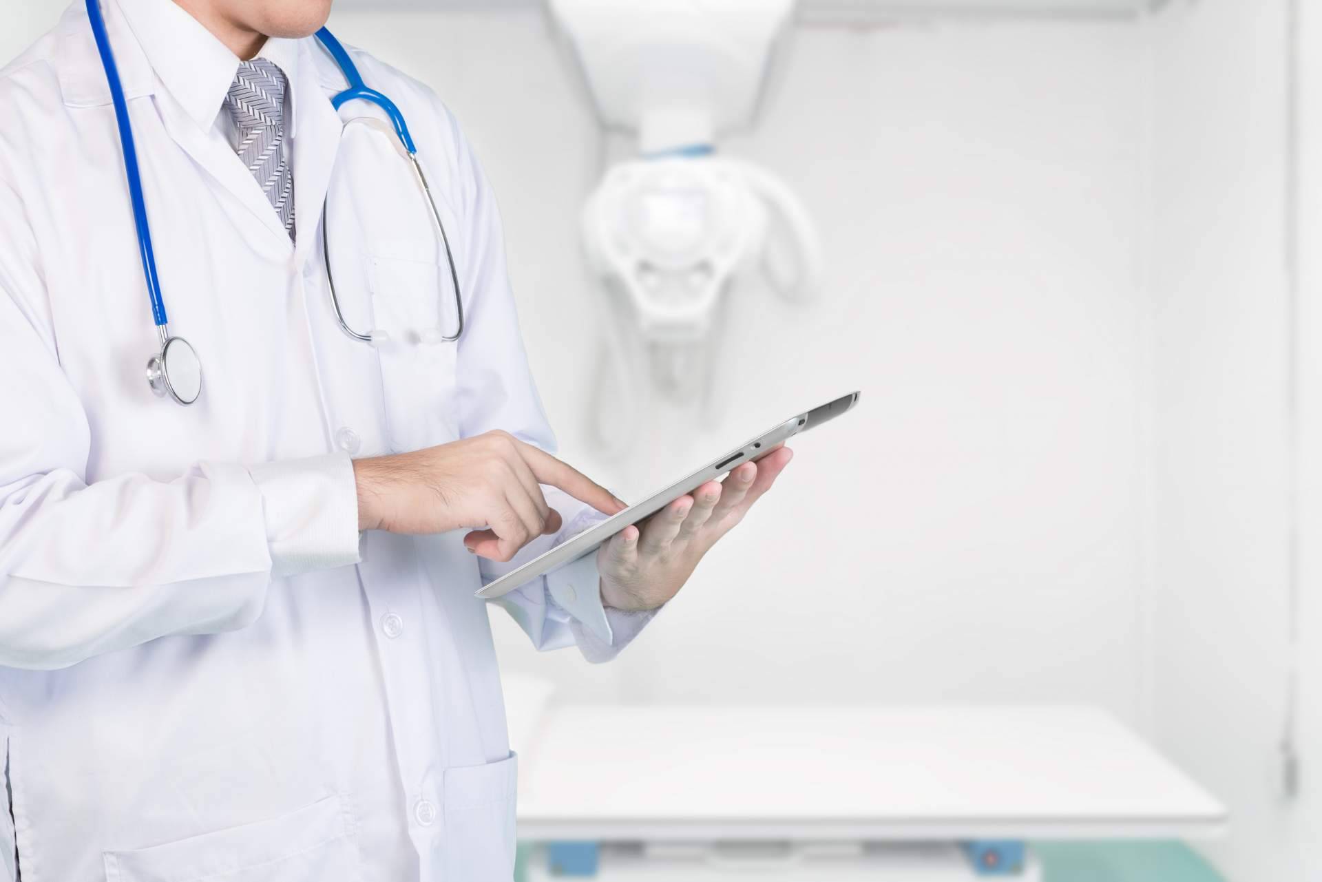Conseguir la optimización de recursos mediante la gestión automática de departamentos sanitarios con la Sanidad 4.0, con DEKINES