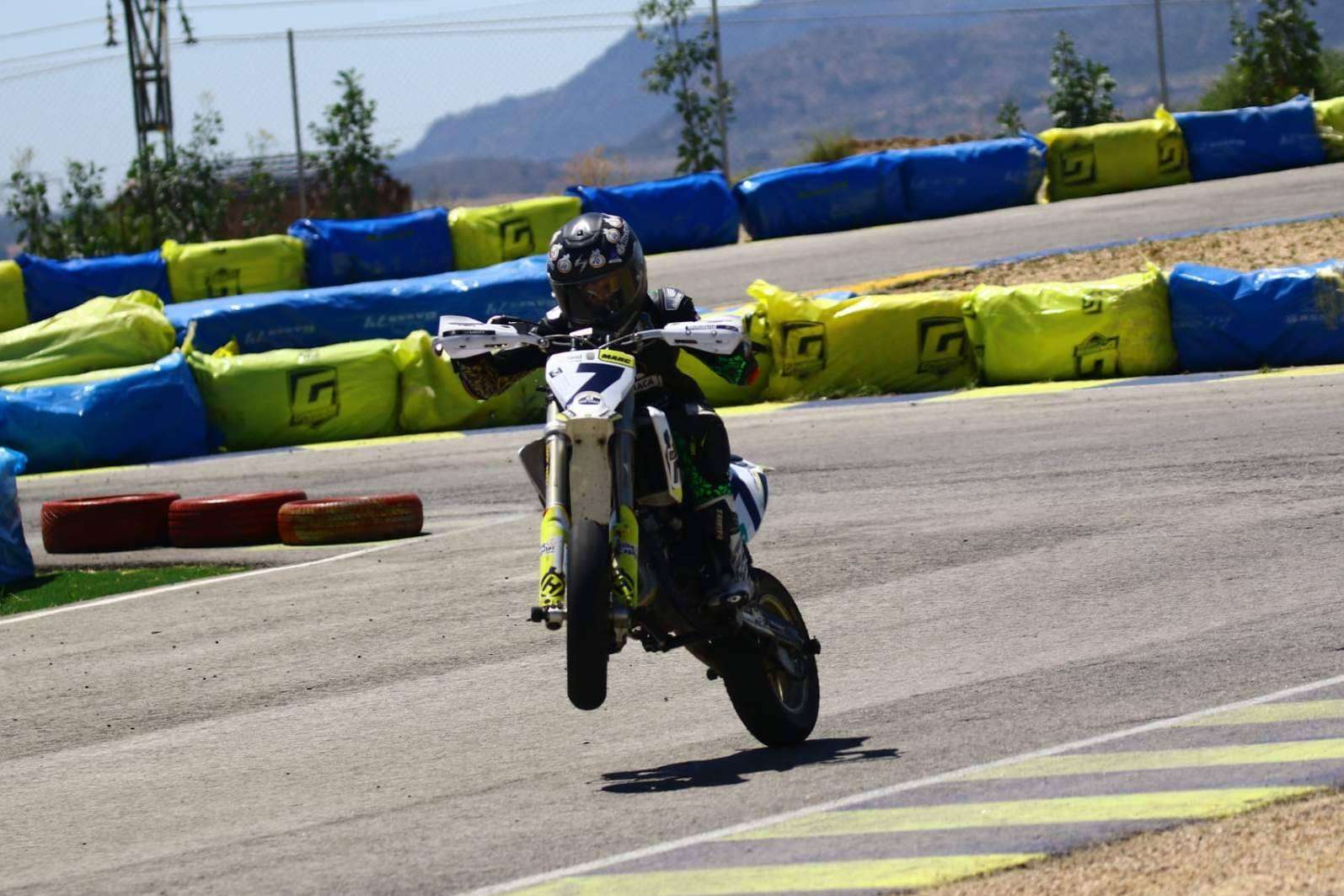 Marc Moñinos Esteve, con el patrocinio de la clínica capilar Élite Capilar, lidera por el momento el Campeonato Nacional de Supermoto 85cc
