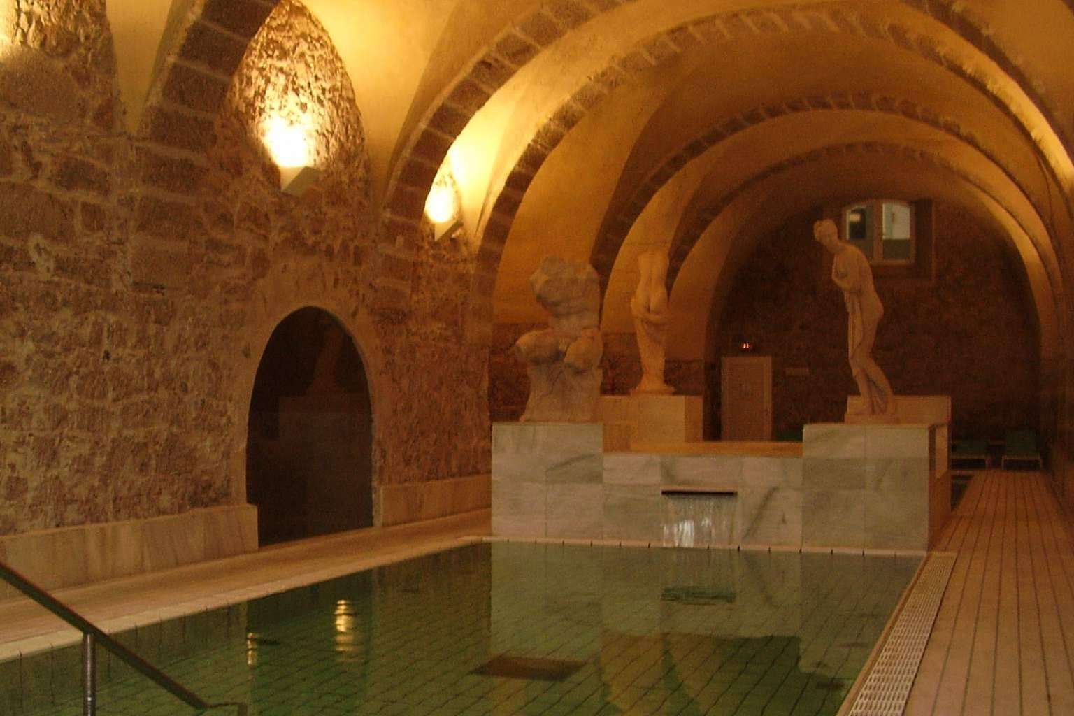 Disfrutar de paisajes naturales, buena gastronomía y aguas termales en los Baños de Montemayor