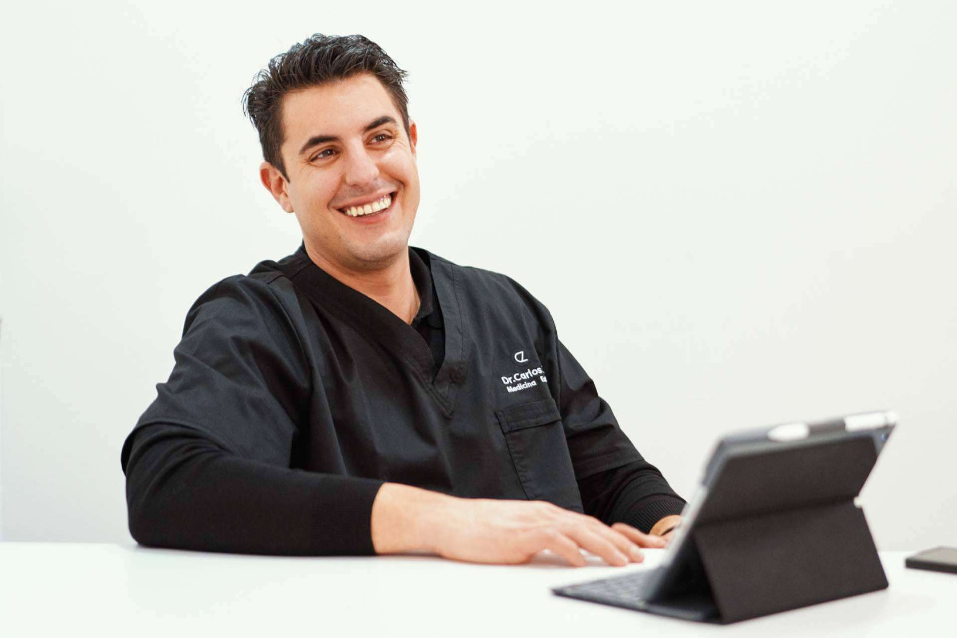 Todo lo que hay que saber antes de someterse al tratamiento de sonrisa gingival, por el Dr. Carlos Zito
