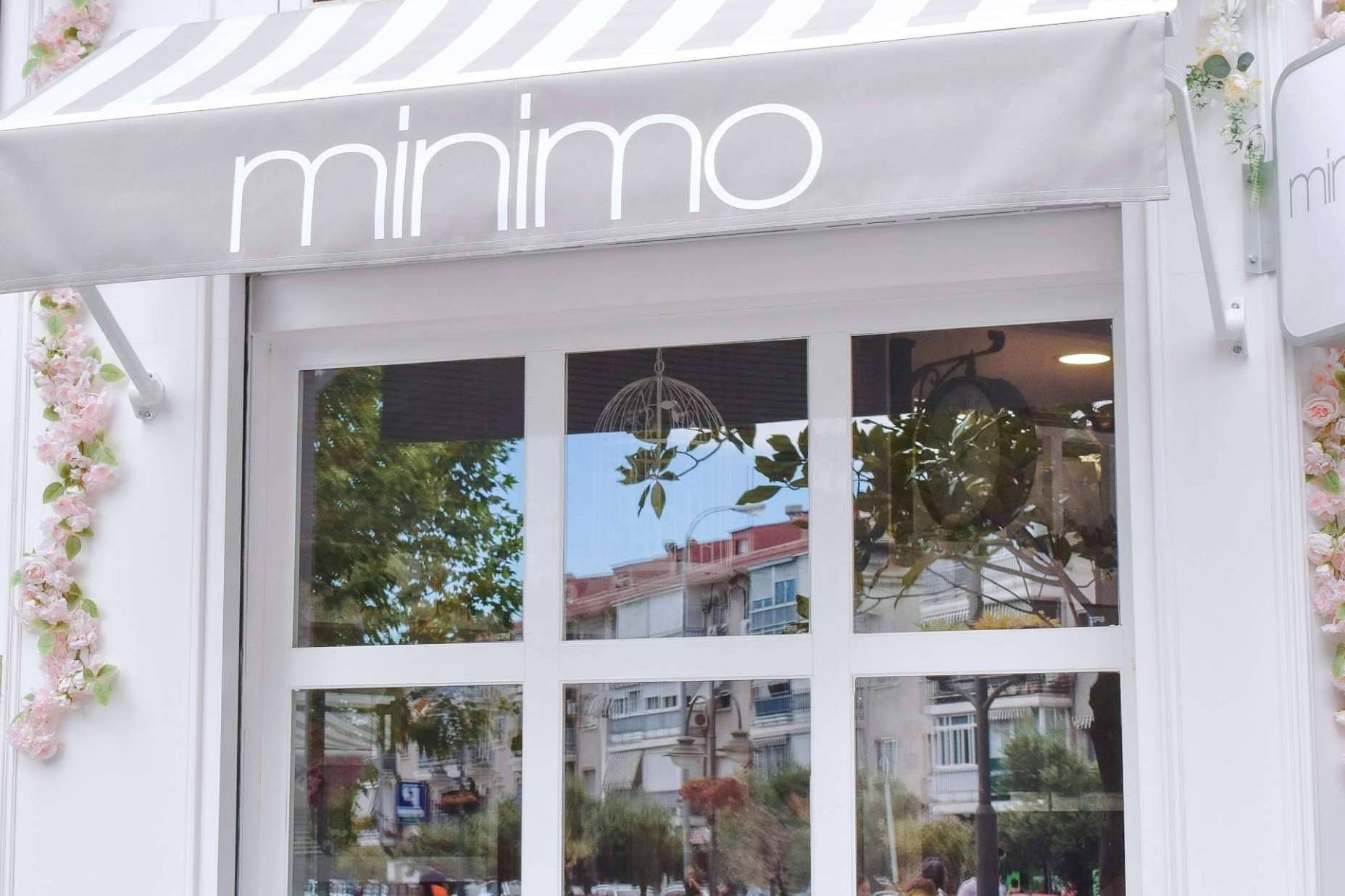 El jersey de cuello vuelto llevado al mínimo, Minimo