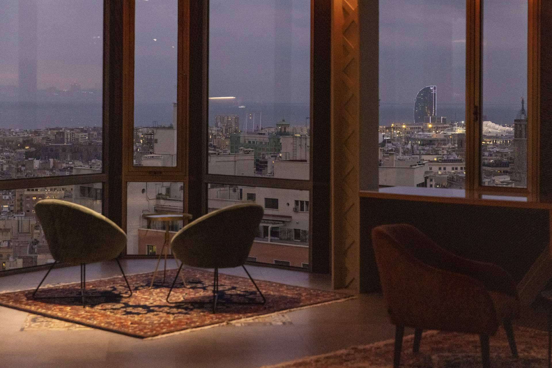 Disfrutar de la experiencia de ver Barcelona de noche en un mirador 360º con una copa, de la mano de Unlimited Barcelona