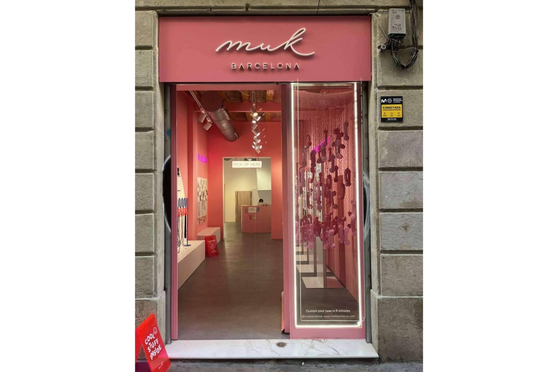 Personalizar la funda del móvil en pocos minutos en la nueva tienda de Muk Barcelona, en el centro de Barcelona